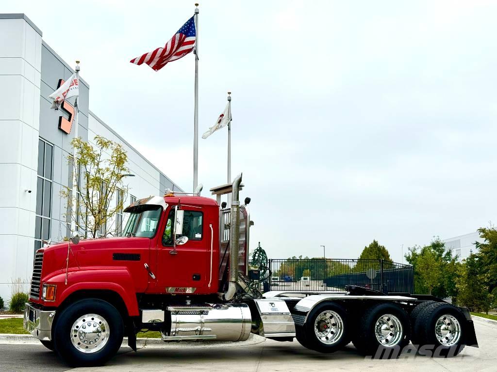 Mack CHU 613 Trekkers