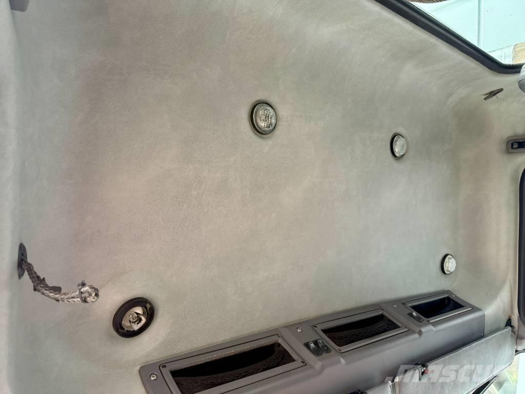 Mack CHU 613 Trekkers