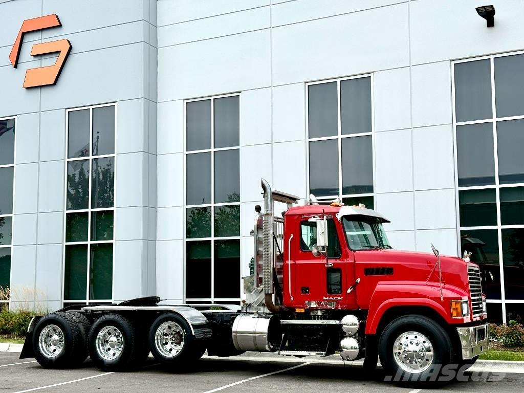 Mack CHU 613 Trekkers