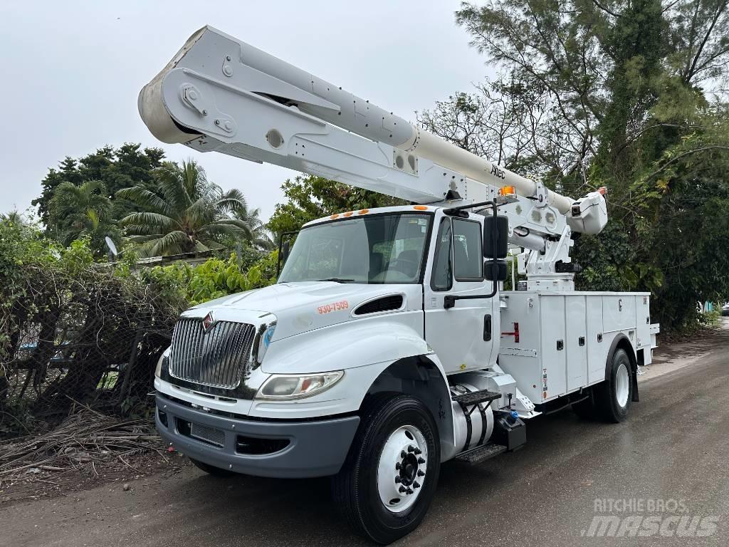 International 4300 Auto hoogwerkers