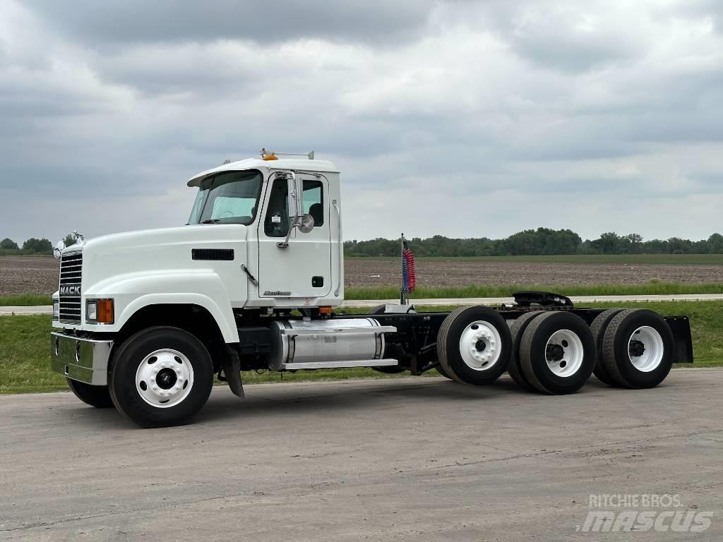 Mack CHN 613 Trekkers