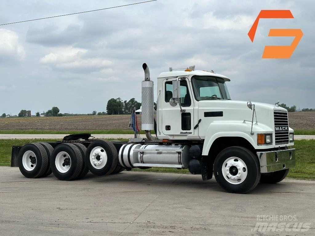 Mack CHN 613 Trekkers