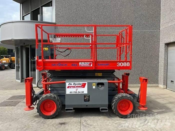 SkyJack SJ6832RT Schaarhoogwerkers