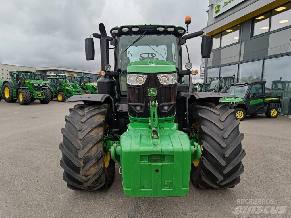 John Deere 6215 R Tractoren