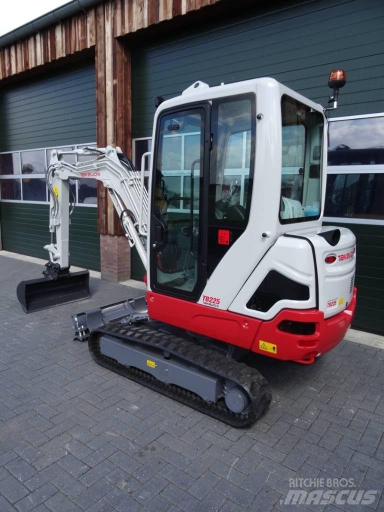 Takeuchi TB 225 Minigraafmachines < 7t