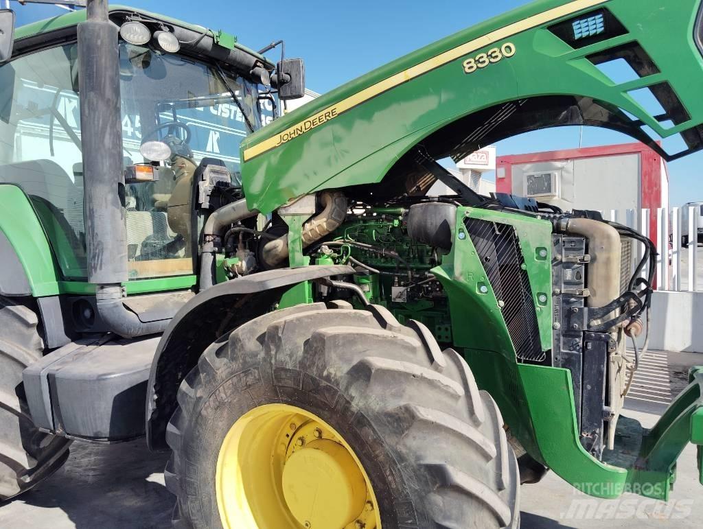 John Deere 8330 Tractoren