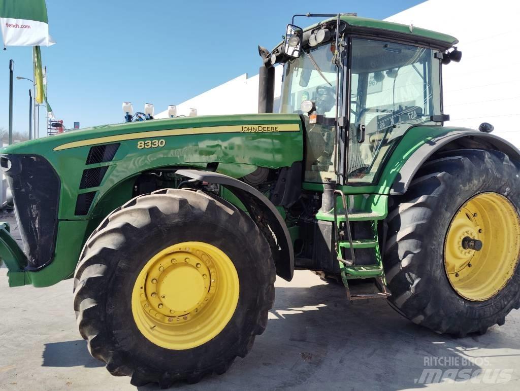 John Deere 8330 Tractoren