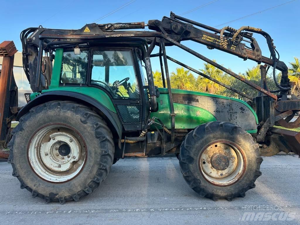 Valtra T130 Bosbouw tractoren