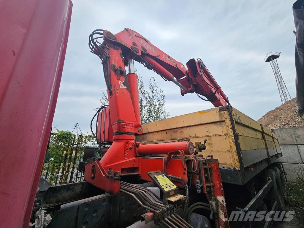 Scania P 94 FASSI Bakwagens met gesloten opbouw