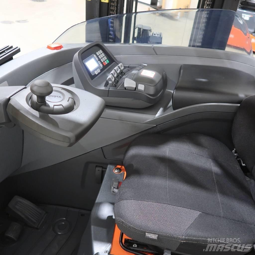 Toyota RRE160HR Reachtruck voor hoog niveau