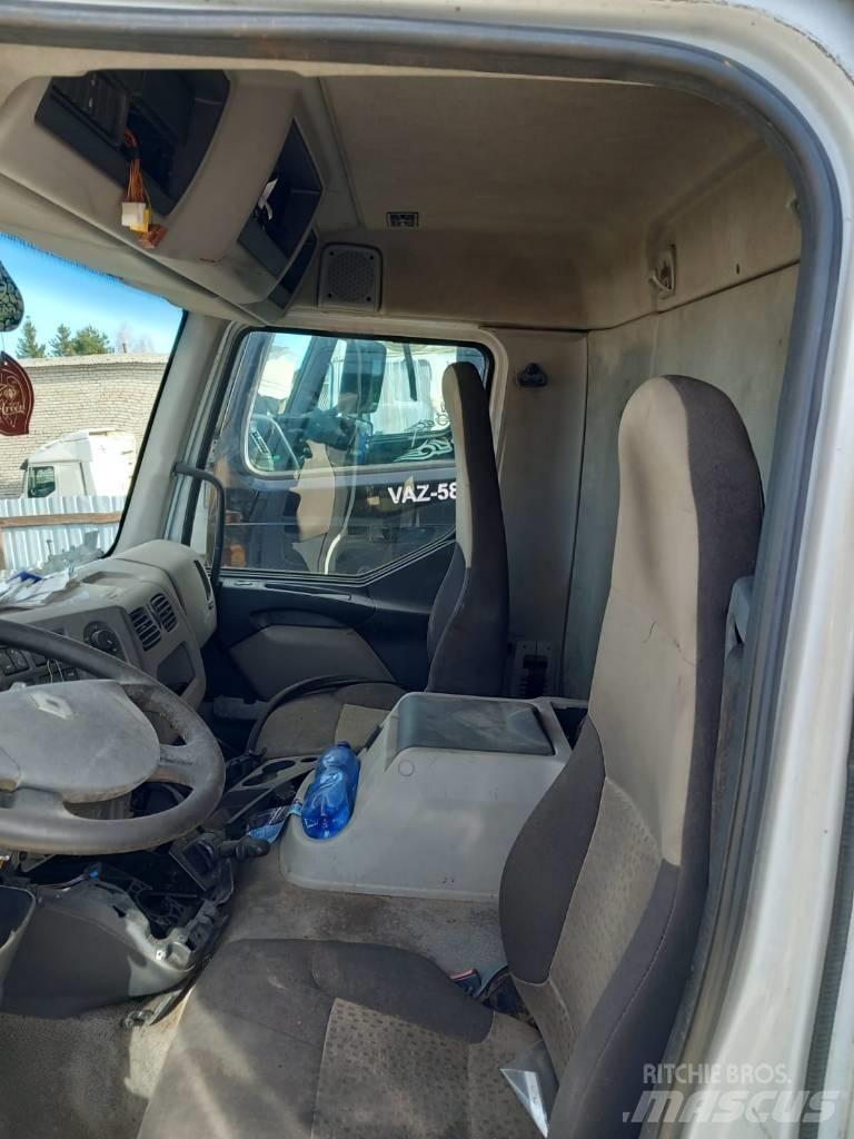 Renault Midlum 240 Cabine en interieur