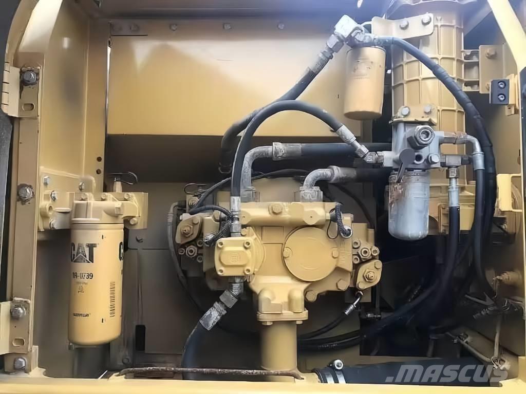 CAT 323 D Rupsgraafmachines