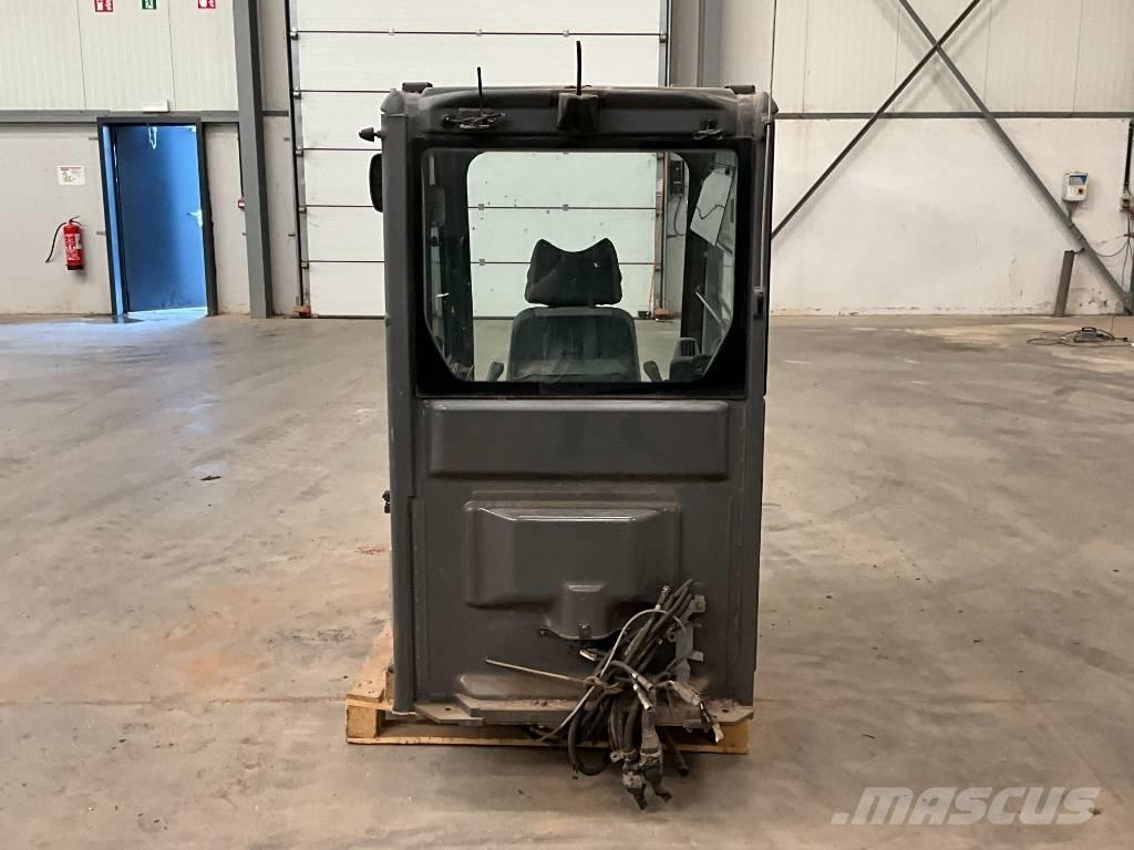 Hitachi ZX 210-3 Cabine en interieur