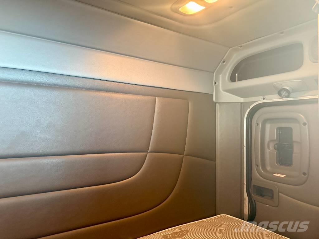 Peterbilt 389 Trekkers