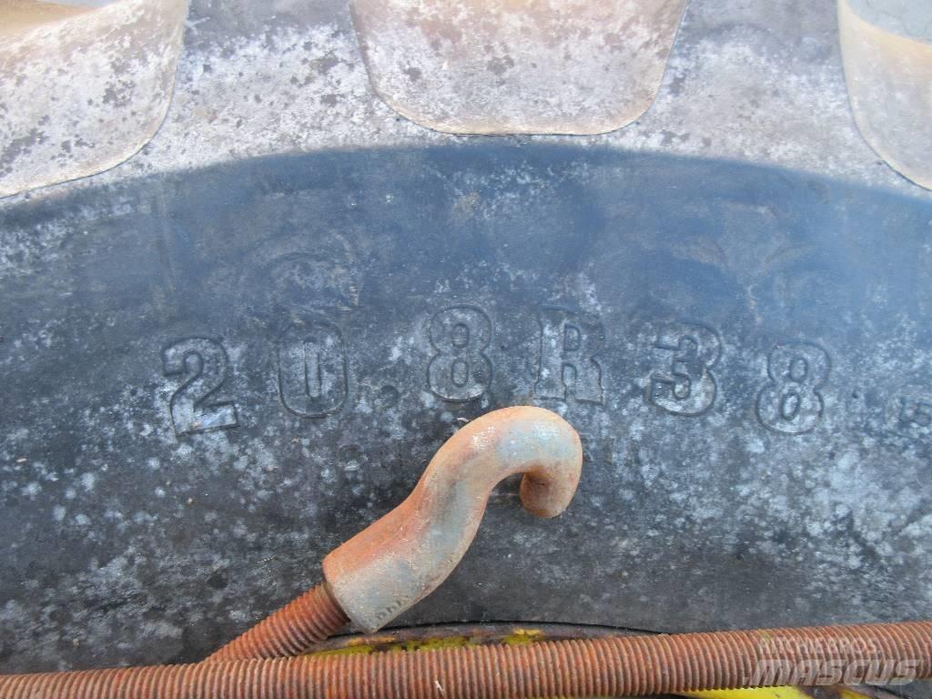 Firestone 20.8-38 Banden, wielen en velgen