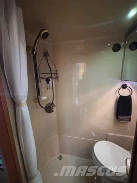  Cruisers Yachts 3870 Werkboten en pontons