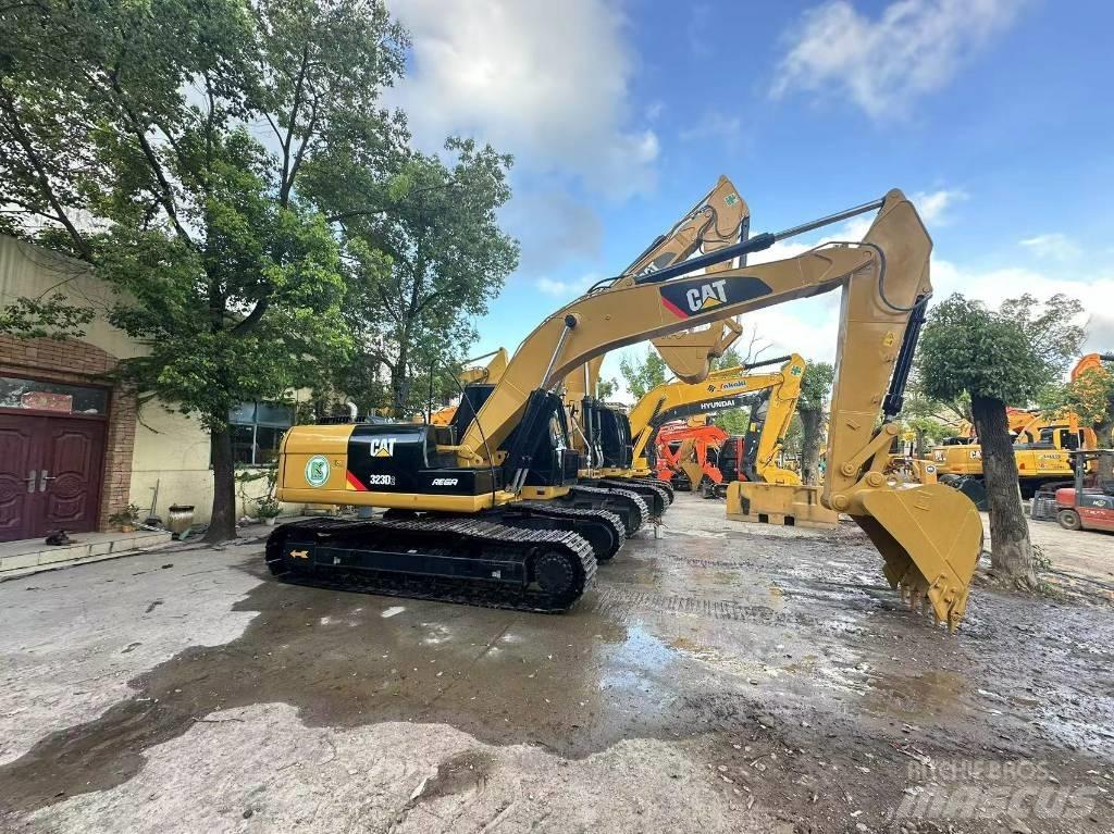 CAT 323 D Rupsgraafmachines