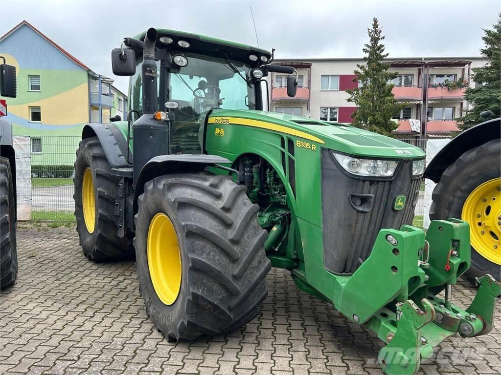 John Deere 8335R Tractoren