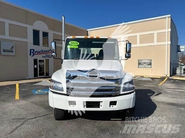 Hino L7 Chassis met cabine