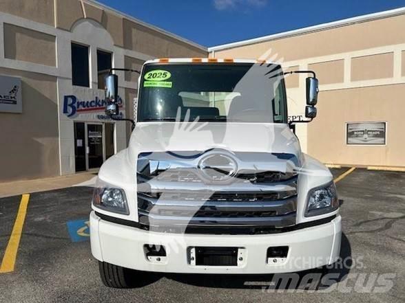 Hino L7 Chassis met cabine