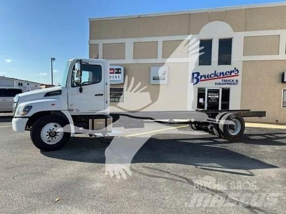 Hino L7 Chassis met cabine