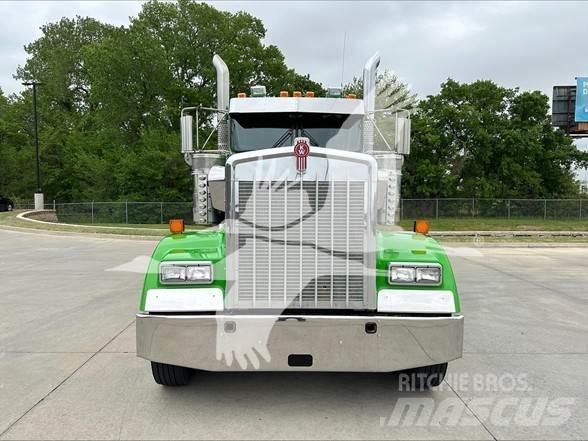 Kenworth W900L Trekkers