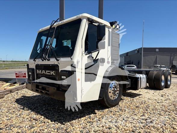 Mack LR64R Chassis met cabine