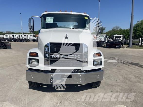 Mack MD6 Trekkers