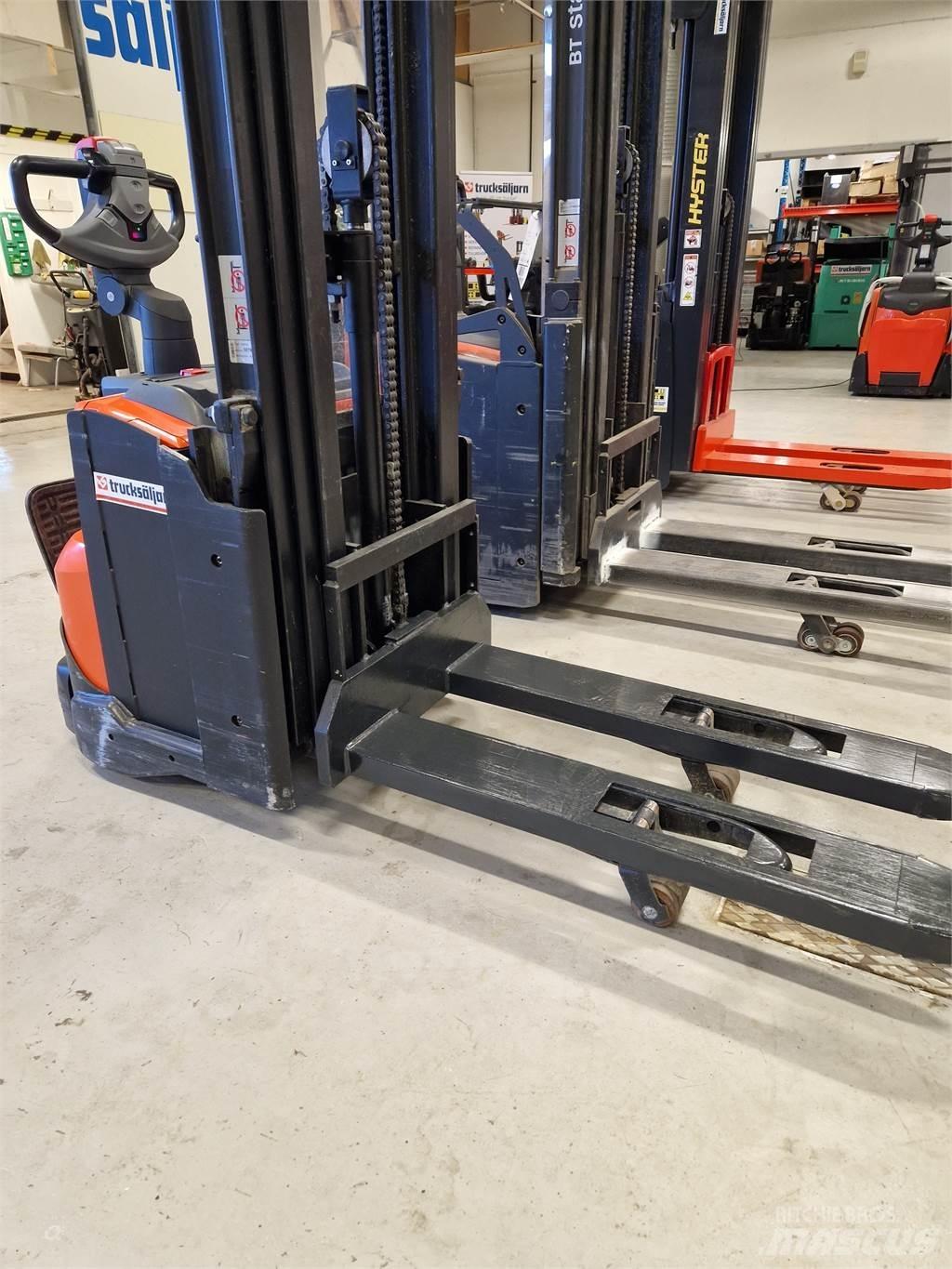 Toyota SWE120L Stapelaar meeloop