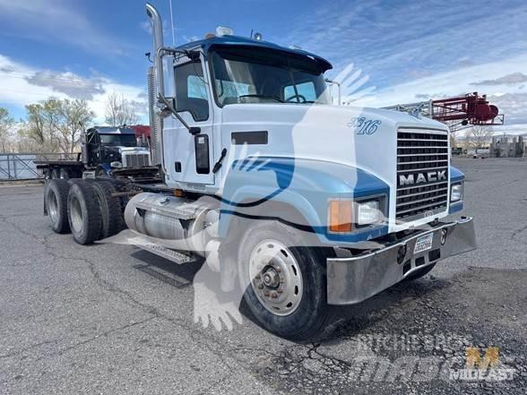 Mack CH613 Trekkers