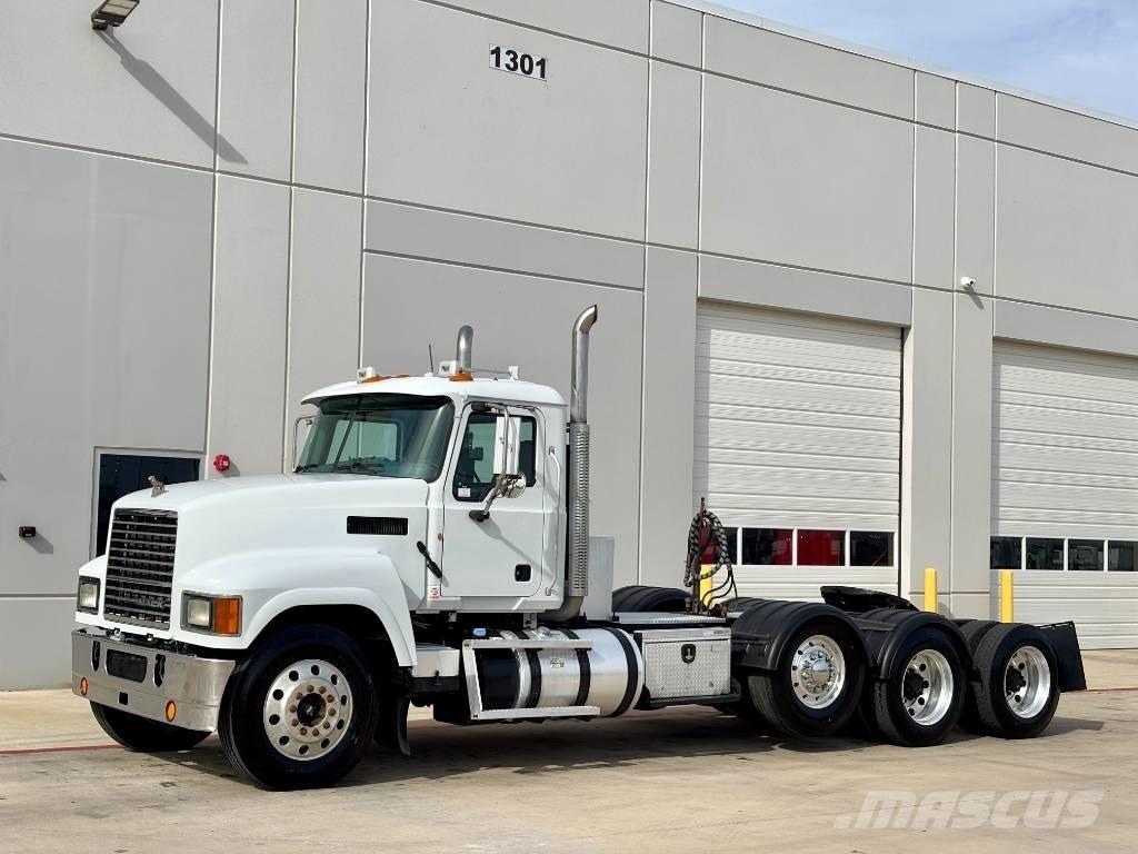 Mack CHU 613 Trekkers