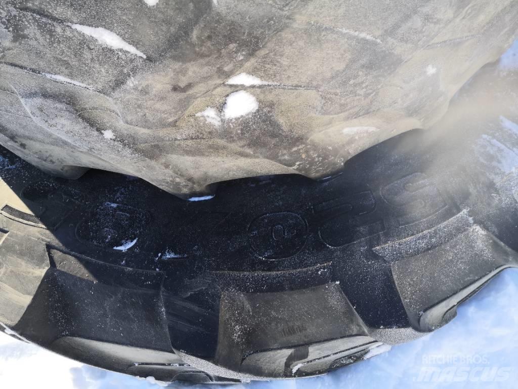 Pirelli 420/85R28 Banden, wielen en velgen