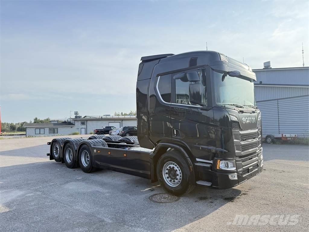 Scania R590 8x4 Vrachtwagen met containersysteem