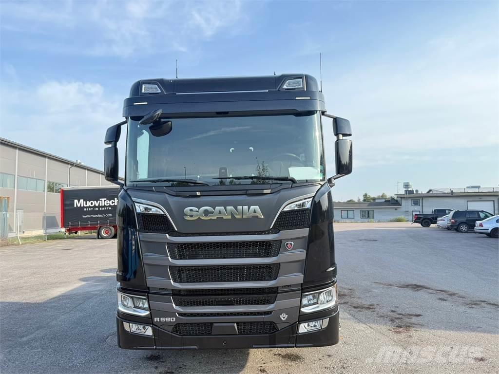 Scania R590 8x4 Vrachtwagen met containersysteem