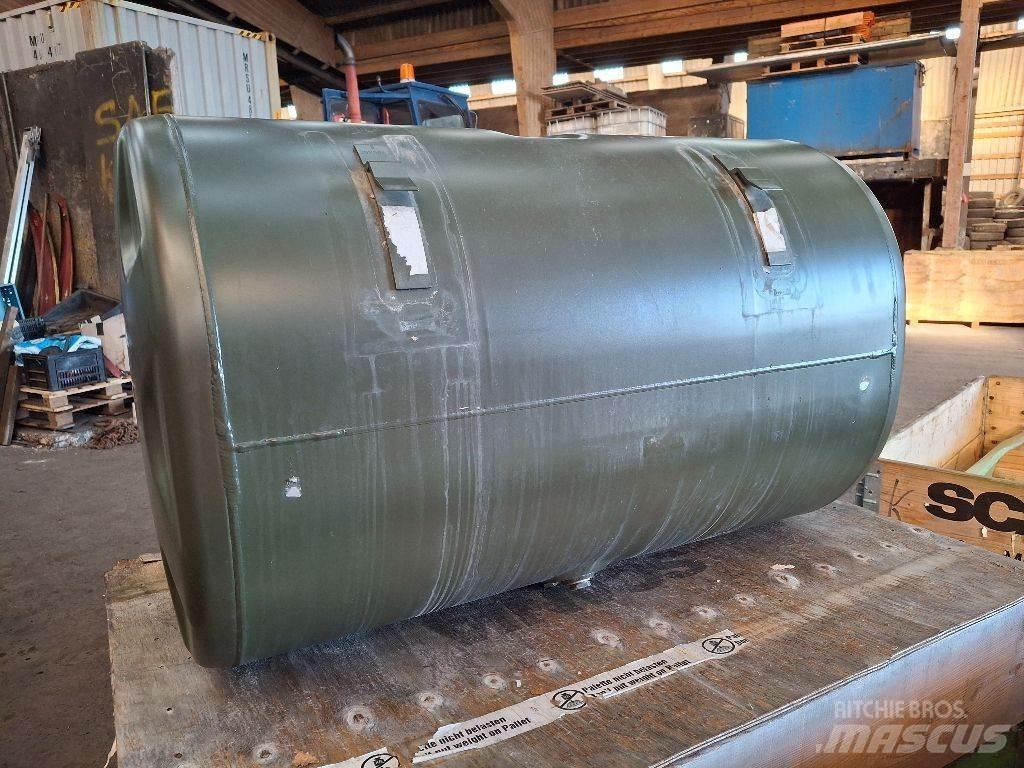 Scania 395L Brandstof-en toegevoegde tanks