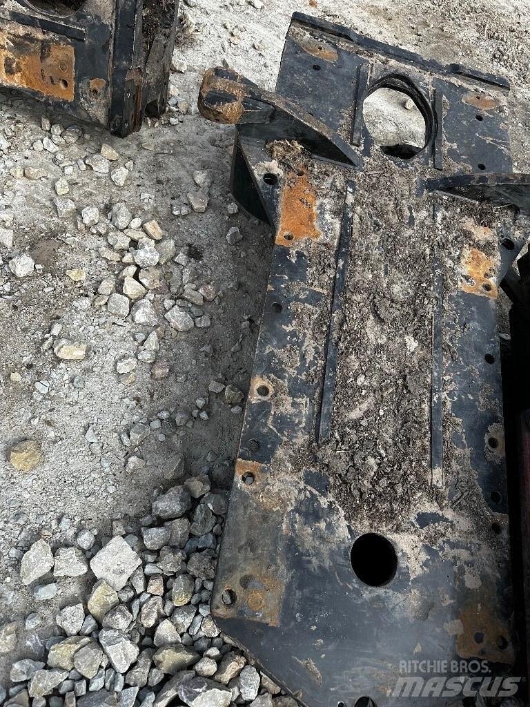 Komatsu 895 Chassis en ophanging
