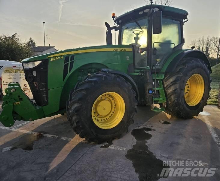 John Deere 8320 R Tractoren
