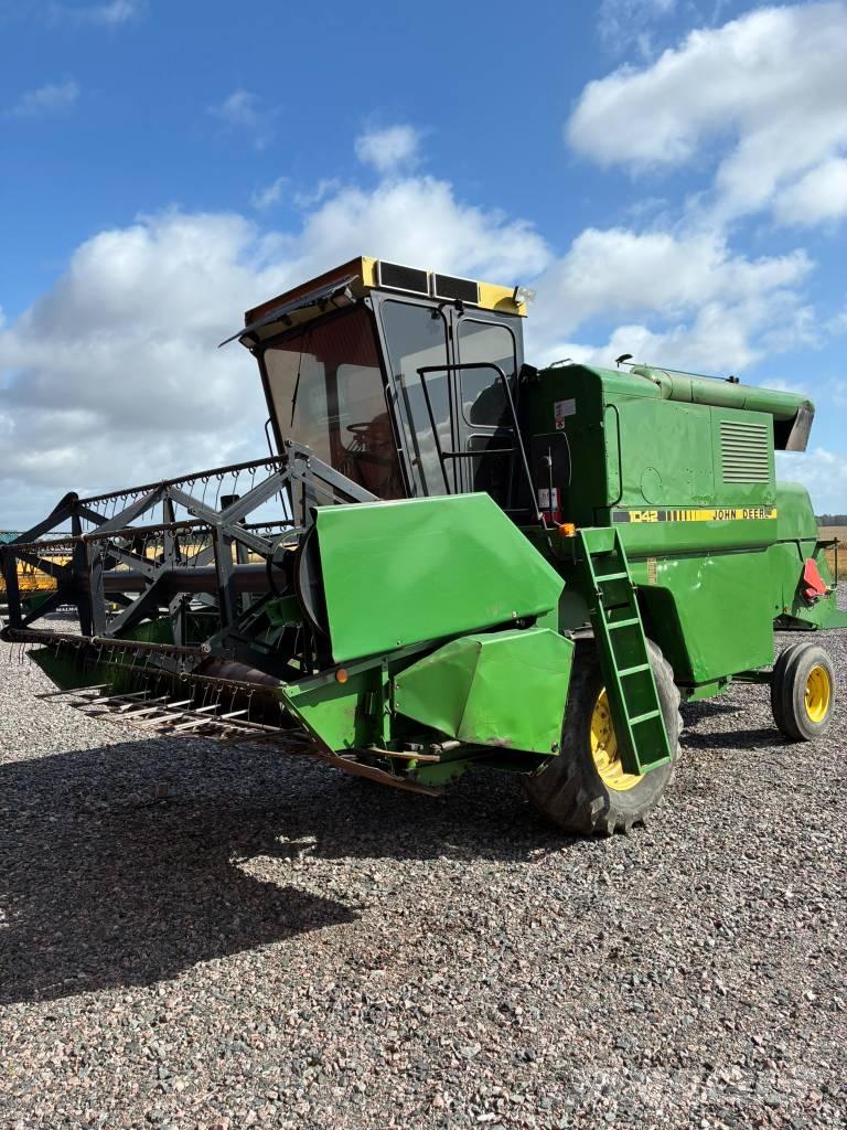 John Deere 1042 Maaidorsmachines