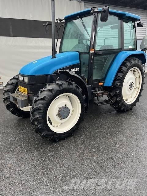 New Holland 5635 Tractoren