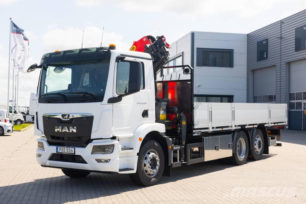 MAN TGM 26.320 6x2-4 Vlakke laadvloer met kraan