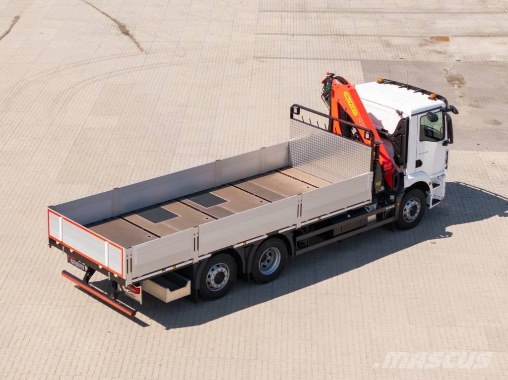MAN TGM 26.320 6x2-4 Vlakke laadvloer met kraan
