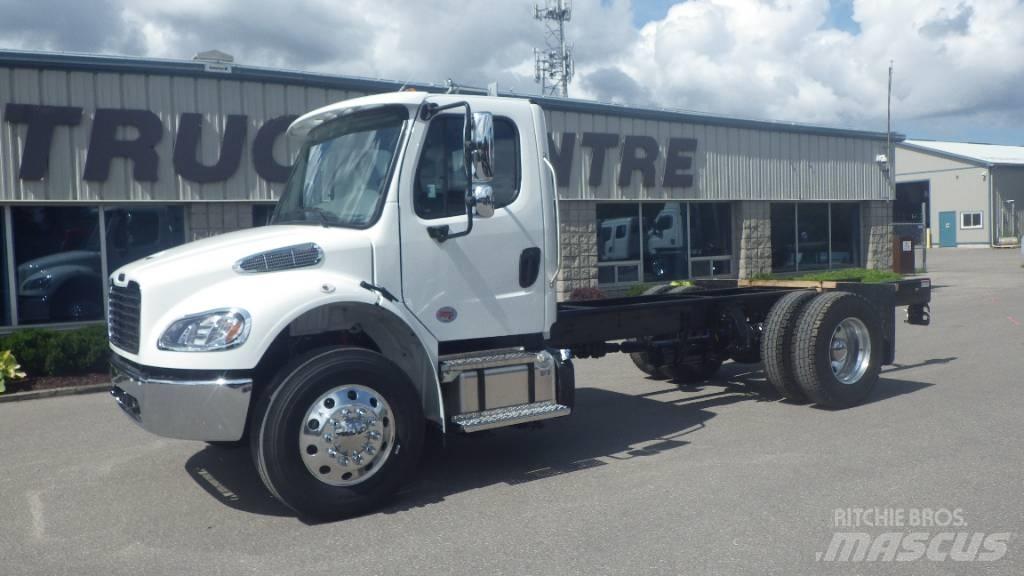 Freightliner M2106 Chassis met cabine