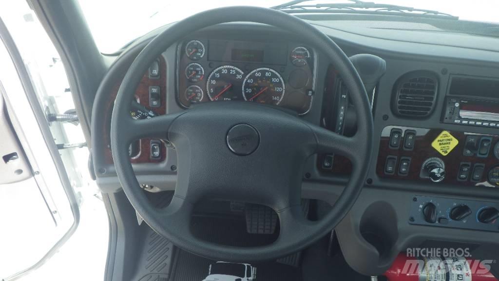 Freightliner M2106 Chassis met cabine