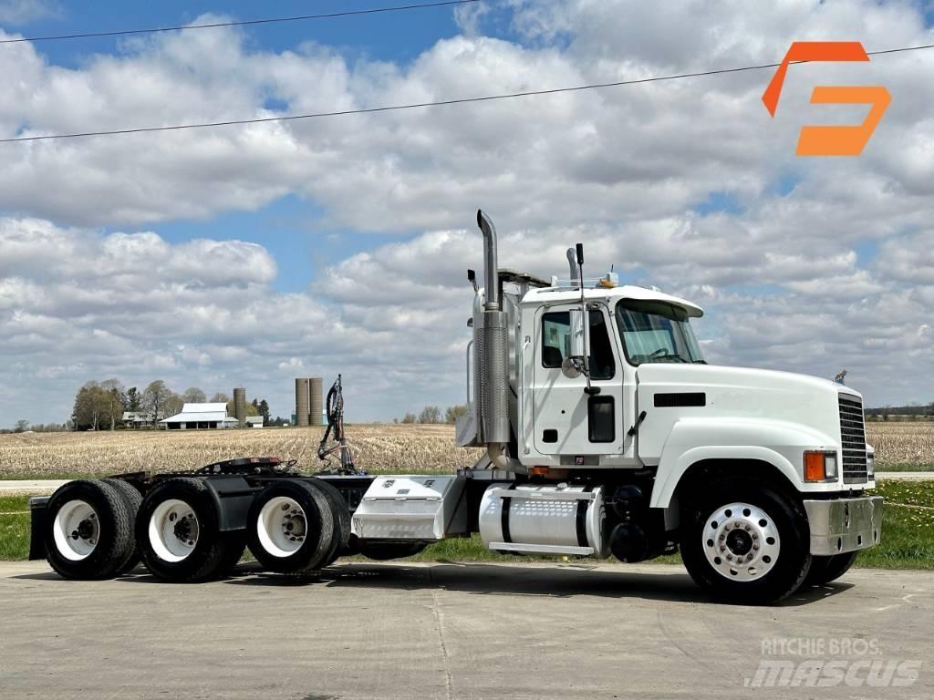 Mack CH 613 Trekkers