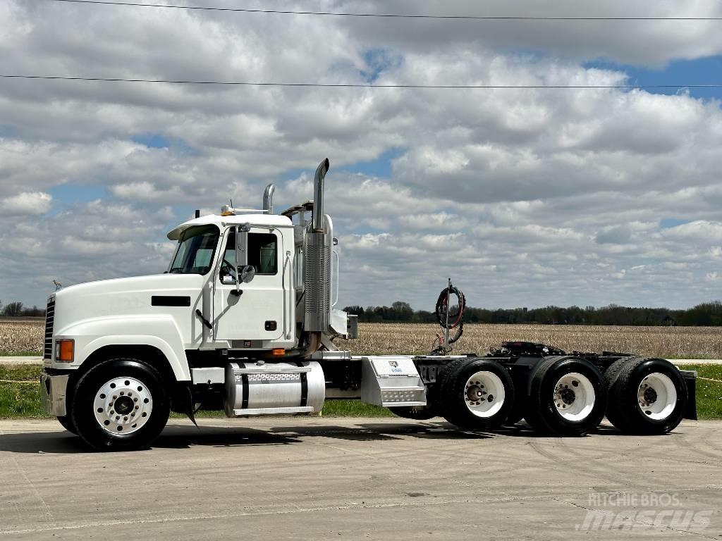 Mack CH 613 Trekkers