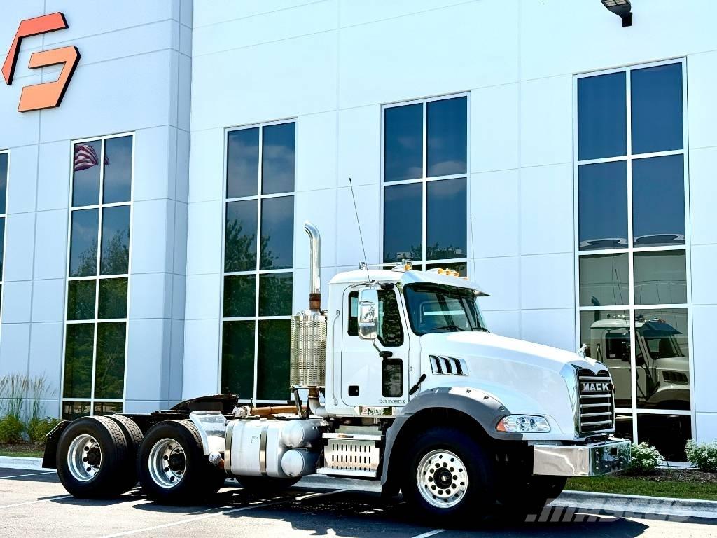 Mack GU 813 Trekkers