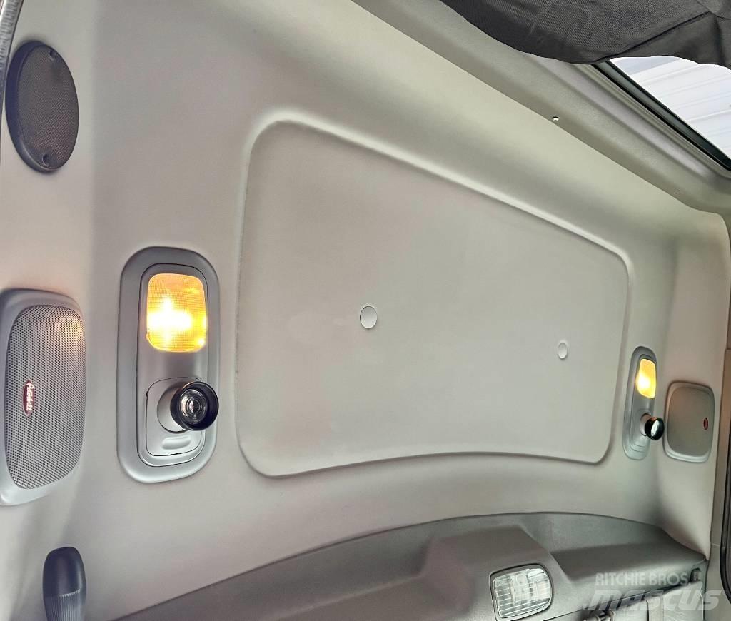Peterbilt 389 Trekkers