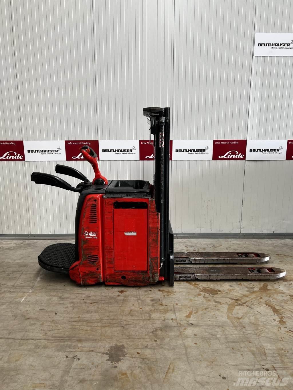 Linde D12AP Stapelaar meeloop