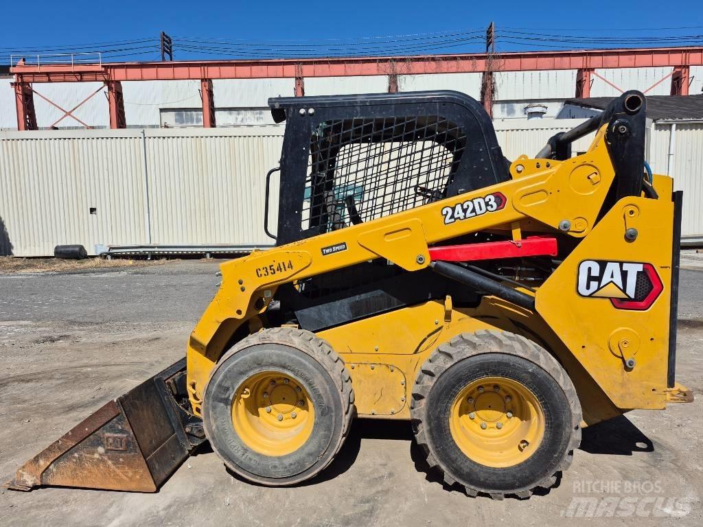 CAT 242 D Schrankladers