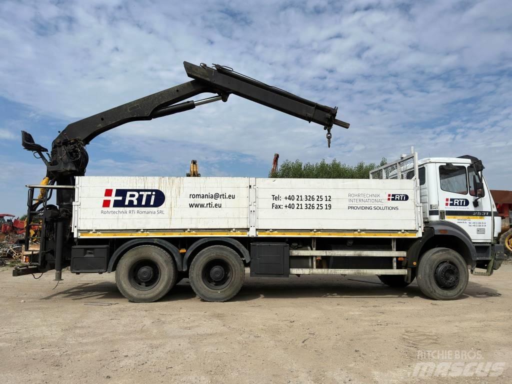 Mercedes-Benz 2531 Vlakke laadvloer met kraan